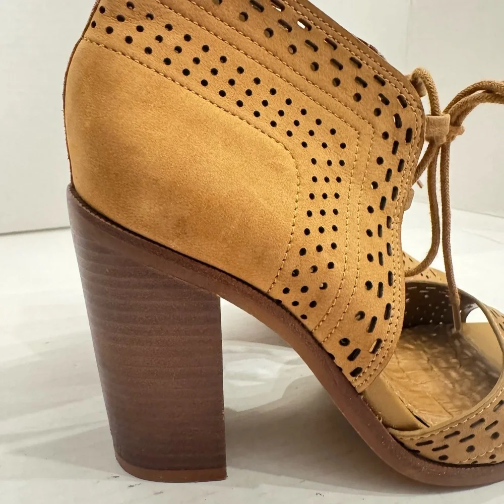 Gianni Bini Gypsie Daze 6M Tan Brown Open Toe Eyelet Lace Up Block Heel Sandals